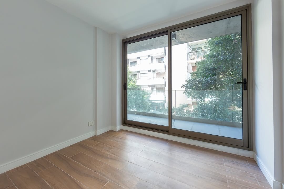 Dormitorio con balcón