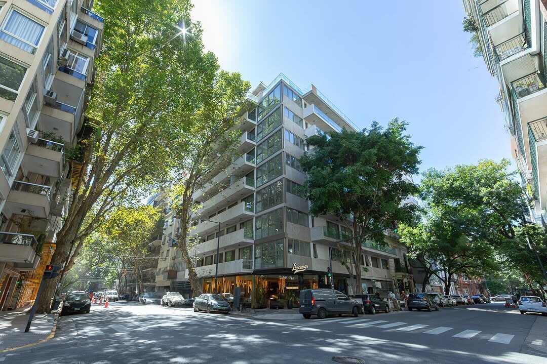 Vereda y entorno del edificio