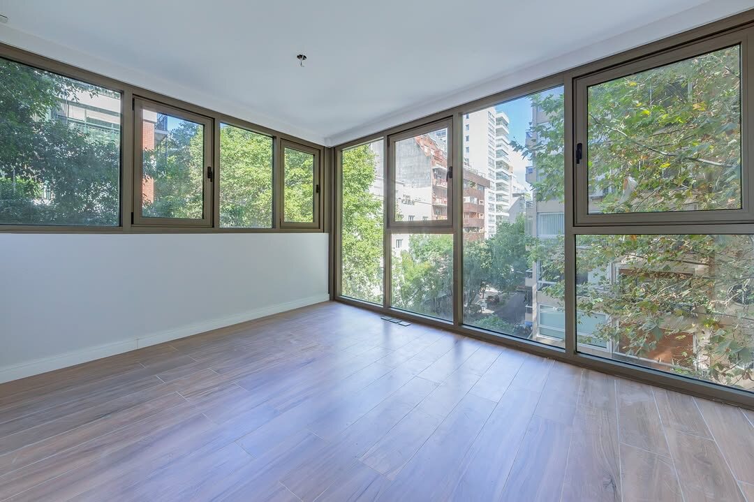 Living con ventanales en esquina